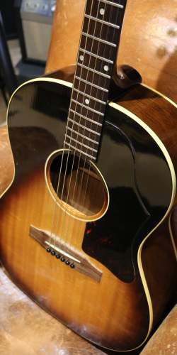 Gibson LG-1 Sunburst de 1963
