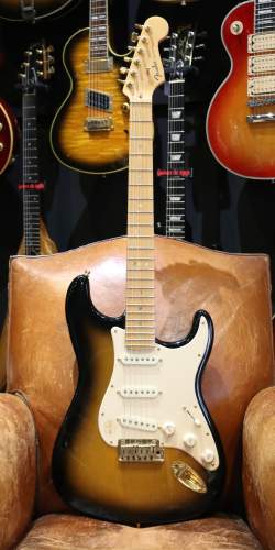 Fender 50th Anniversary American Deluxe Stratocaster Sunburst de 2004