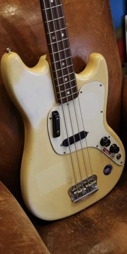 Fender Musicmaster Bass Olympic White de 1974