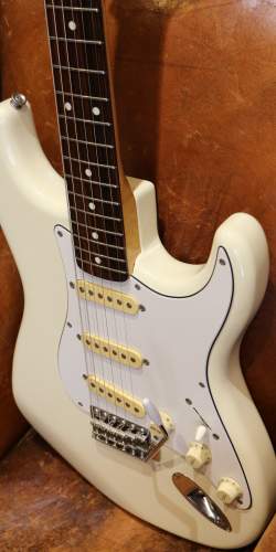 Squier Standard Stratocaster ST-362 Artic White (MIJ) de 1985