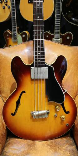 Gibson EB-2 Sunburst de 1964