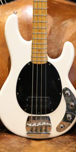 MusicMan Stingray Olympic White de 1979