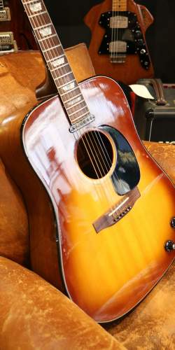 Gibson J-160E Sunburst de 1974