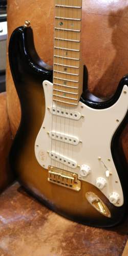 Fender 50th Anniversary American Deluxe Stratocaster Sunburst de 2004