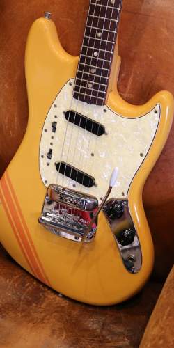 Fender Mustang Yellow Competition (Matching Headstock) de 1969