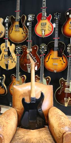 Jackson San Dimas Custom Shop Bolt On Black de 1986, signée par Grover Jackson lui-même !