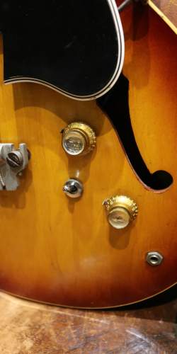 Gibson EB-2 Sunburst de 1964