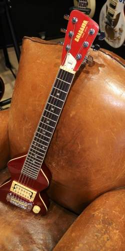 Hondo Chiquita Candy Apple Red + Hardcase des 1980's