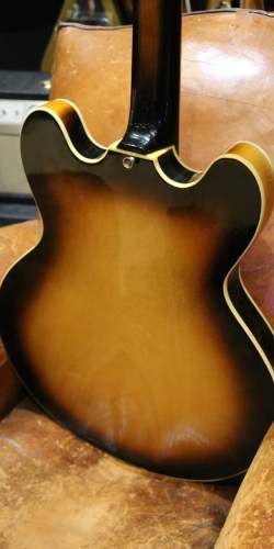 Favino type ES-335 (ES-330) Sunburst des années 1960
