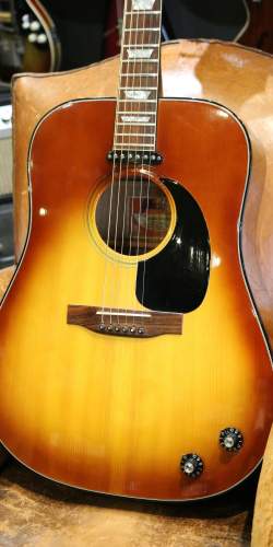 Gibson J-160E Sunburst de 1974