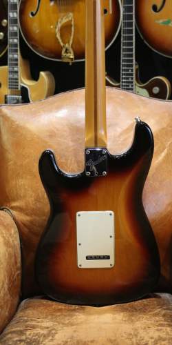 Fender Deluxe Stratocaster Plus Sunburst de 1988.