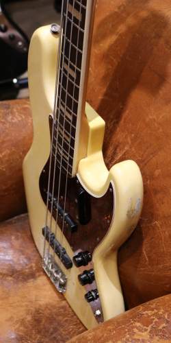 Fender Jazz Bass Olympic White (Matching Headstock) de 1971