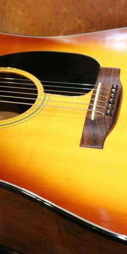 Gibson J-160E Sunburst de 1974