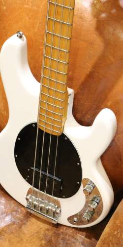 MusicMan Stingray Olympic White de 1979
