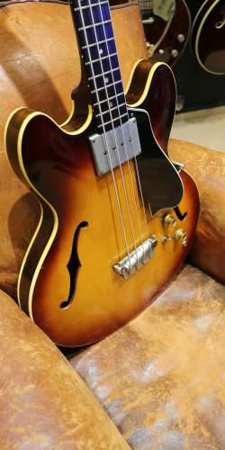 Gibson EB-2 Sunburst de 1964