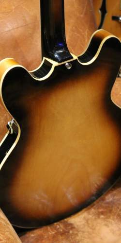 Favino type ES-335 (ES-330) Sunburst des années 1960