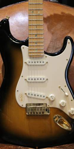 Fender 50th Anniversary American Deluxe Stratocaster Sunburst de 2004