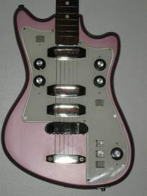 GUITARE RUSSE ROSE