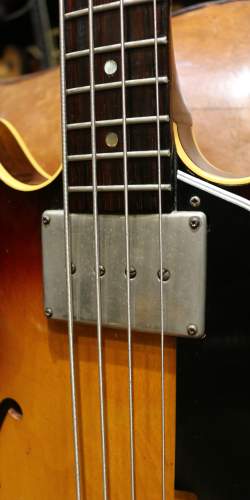 Gibson EB-2 Sunburst de 1964