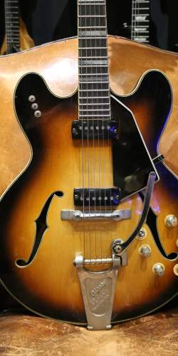 Favino type ES-335 (ES-330) Sunburst des années 1960